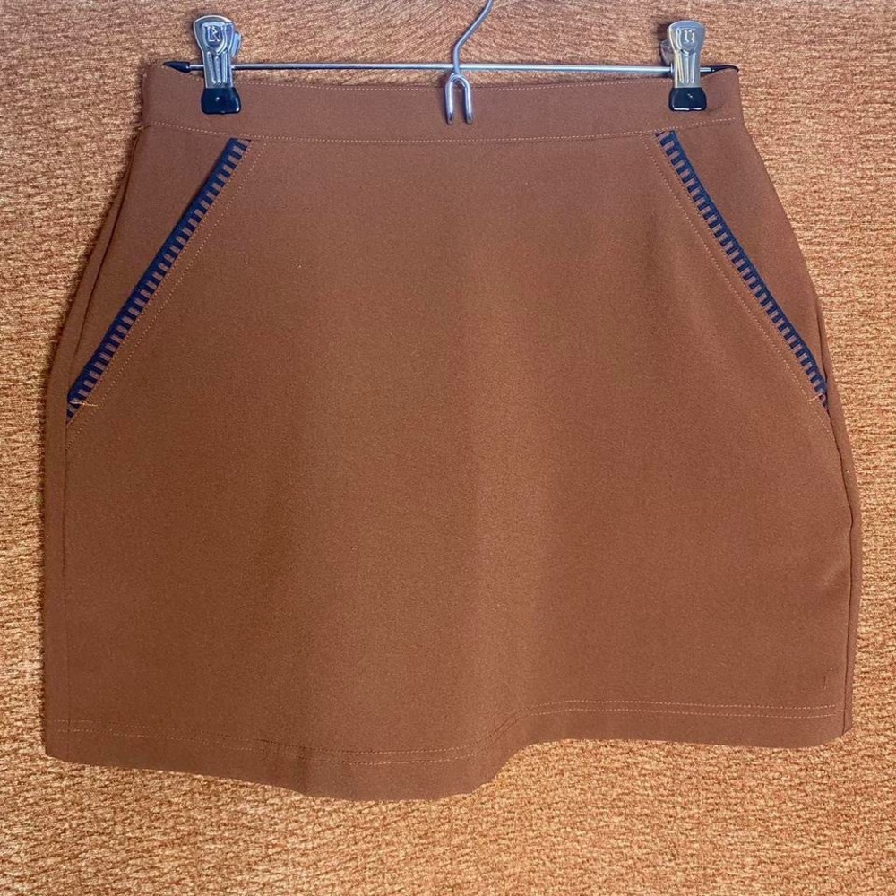 Brown Wilson miniskirt w/pockets, size 6.